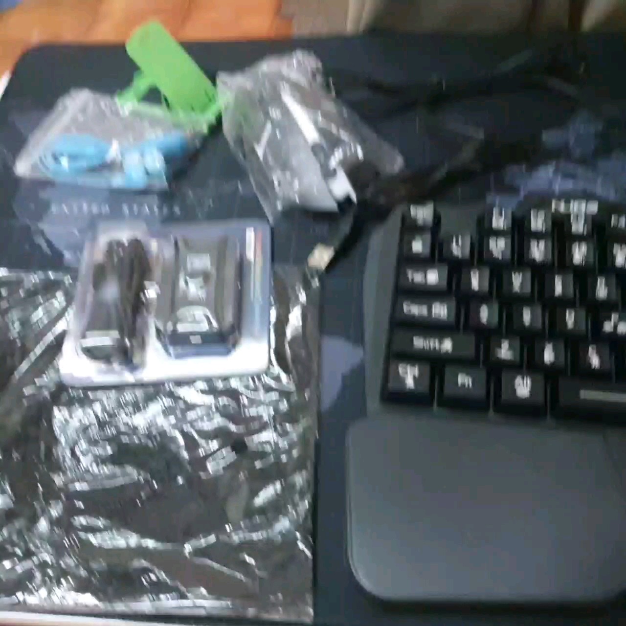 reviewคีย์บอร์ดเกมมิ่ง คีย์บอร์ดมือถือ Pubg Freefire คีย์บอร์ดมือเดียว Gaming Keyboard การเชื่อมต่อบลูทูธ แป้นพิมพ์เชิงกล comment 0
