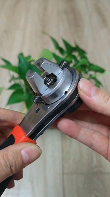 #ประแจวงล้ออเนกประสงค์แบบปรับขนาดได้ ซึ่งออกแบบมาให้สามารถปรับขนาดปากประแจเพื่อขันน็อตได้หลากหลายเบอร์ในอันเดียว